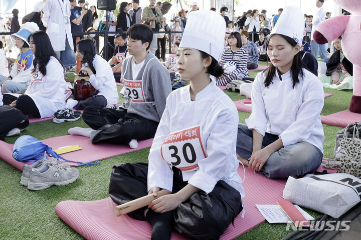 [서울=뉴시스] 최동준 기자 = 12일 서울 잠수교에서 열린 '서울시 한강 멍때리기 대회' 참가자들이 경연을 하고 있다. 2024.05.12. photocdj@newsis.com