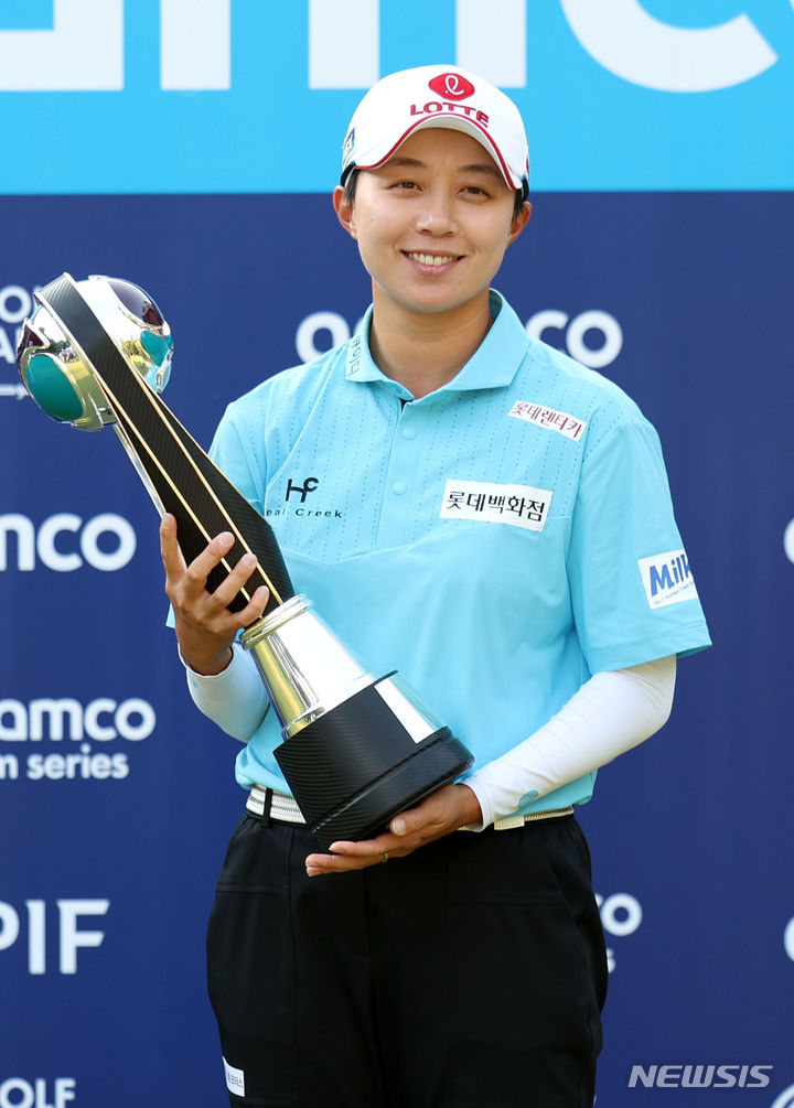 [고양=뉴시스] 김선웅 기자 = 프로골퍼 김효주가 12일 경기 고양시 뉴코리아 CC에서 열린 레이디스 유러피언 투어 아람코 팀 시리즈 2024 시상식에서 개인전 우승 트로피를 들어올리고 있다. 2024.05.12. mangusta@newsis.com