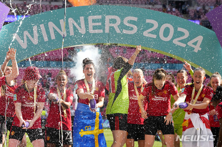 [런던=AP/뉴시스] 잉글랜드 맨체스터 유나이티드 WFC 선수단. 2024.05.12.