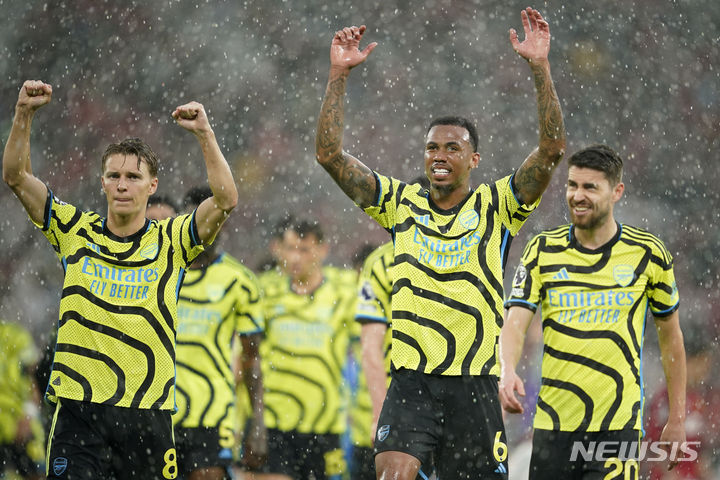 [맨체스터=AP/뉴시스] 13일(한국시각) 영국 맨체스터의 올드 트래포드 경기장에서 열린 '2023~2024 잉글랜드 프리미어리그(EPL)' 37라운드 맨체스터 유나이티드와 아스널의 경기에서 맨유를 상대로 1-0 승리를 거둔 아스널 선수들이 경기 종료 직후 자축하고 있다.