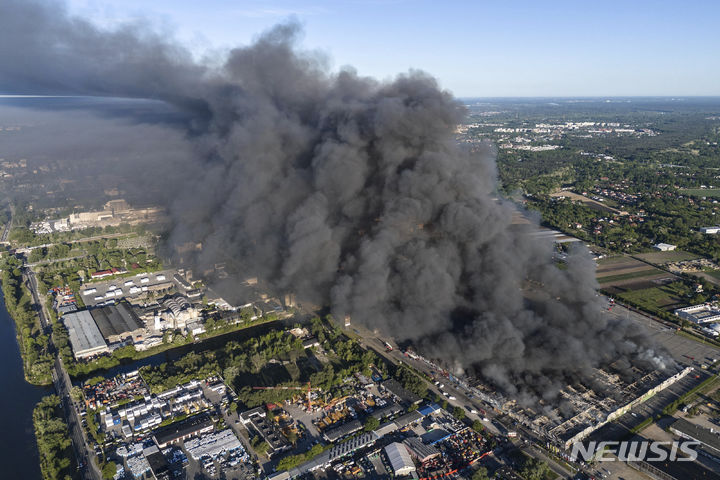 [바르샤바=AP/뉴시스] 지난해 5월12일(현지시각) 폴란드 바르샤바에 있는 대형 쇼핑 단지에서 불이 나 시커먼 연기가 치솟고 있다. 2024.05.13.