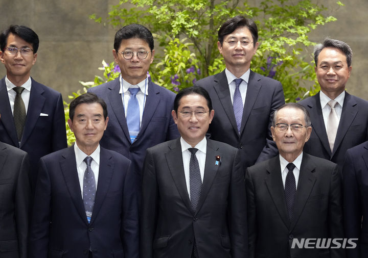 [도쿄=AP/뉴시스]기시다 후미오(岸田文雄) 일본 총리는 방일한 한국 재계 인사들을 만나 한일 협력의 싹을 키우겠다고 밝혔다. 사진은 지난 13일 기시다 총리(첫 줄 가운데)가 도쿄 총리 관저에서 한국 재계 인사들을 만나 기념 촬영하고 있는 모습. 2024.05.14.