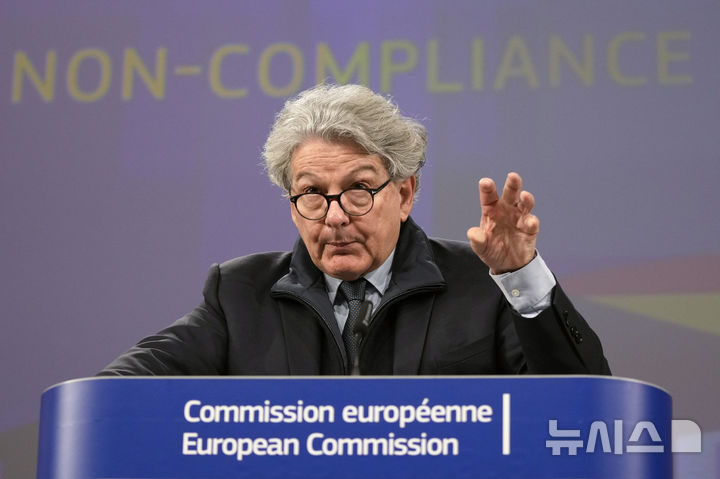 [브뤼셀(벨기에)=AP/뉴시스]티에리 브레통 유럽연합(EU) 디지털담당 집행위원(당시)이 2024년 3월25일 브뤼셀의 EU 본부에서 열린 디지털서비스(DSA)법 관련 기자회견에서 연설하고 있다. 미 국무부는 23일(현지시각) 미 기술 기업들이 미국인의 견해를 검열하거나 억압하도록 압력을 가한 혐의로 기소된 브레통 등 5명의 유럽인의 미국 입국을 금지한다고 발표했다. 2025.12.24.