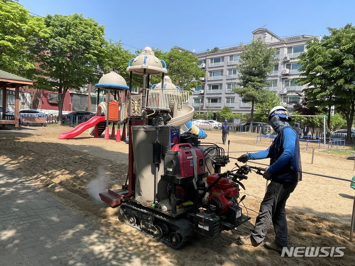 [안산=뉴시스] 안산시가 모래놀이터에 스팀 소독을 하고 있다.(사진=안산시 제공)2024.05.13.photo@newsis.com