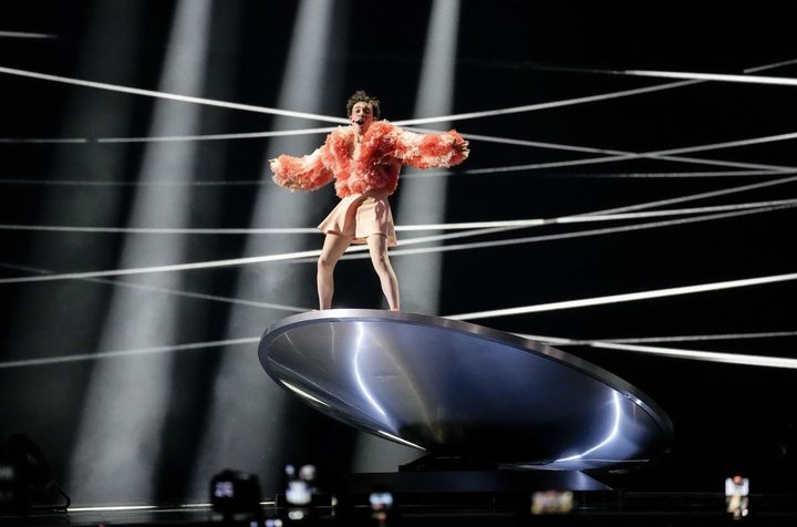 유럽 최대 팝 음악 축제인 '유로비전'에서 스스로 남성도, 여성도 아니라며 성정체성을 밝힌 스위스 대표 '니모'(NEMO)가 우승했다고 12일(현지시각) AP통신 등 외신이 보도했다. 사진은 공연 중인 니모의 모습. (사진=AP통신) 2024.5.13 *재판매 및 DB 금지