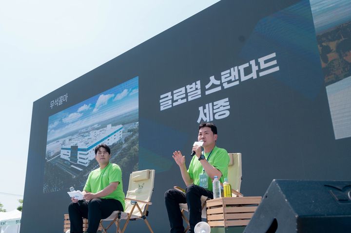 윤상현 콜마홀딩스 부회장이 세종공장 타운홀미팅에서 임직원들과 대화를 나누고 있다.(사진=콜마홀딩스 제공) *재판매 및 DB 금지