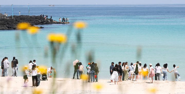 이탈리아 해변에서 누드 웨딩을?