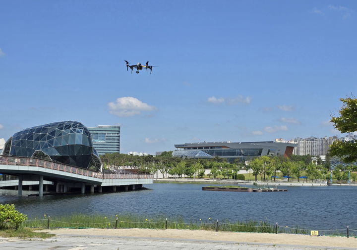 [세종=뉴시스] 세종호수공원 전경을 드론을 활용 사진을 찍고 있다.(사진=세종시).2024.05.13. *재판매 및 DB 금지