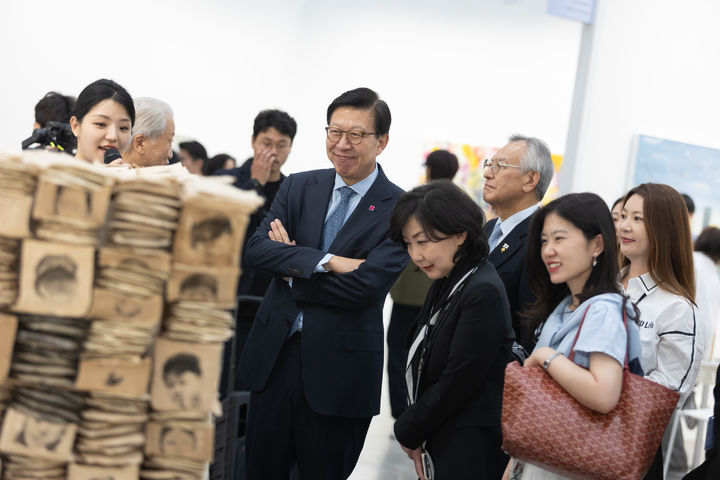 [부산=뉴시스] 부산 해운대구 벡스코에서 진행된 '아트부산 2024' 행사에 참석한 박형준 부산시장이 작품을 관람하고 있다. (사진=아트부산 제공) 2024.05.13. photo@newsis.com *재판매 및 DB 금지
