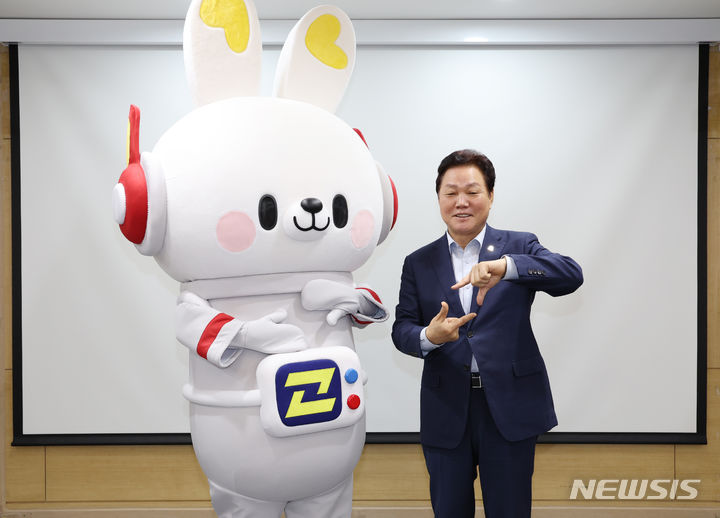 [창원=뉴시스] 13일 공개된 경남도 홍보캐릭터 '벼리'와 박완수 경남도지사.(사진=경남도 제공) 2024.05.13. photo@newsis.com