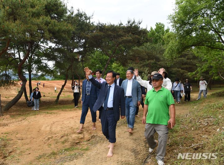 [완주=뉴시스] 완주군, ‘만가리 황토 맨발걷기 선포식’ *재판매 및 DB 금지