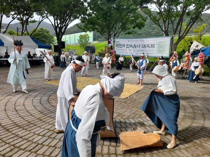 [고성(경남)=뉴시스] 신정철 기자= 국가무형유산 고성농요보존회(회장 신명균)는 지난 11일 상리면에 위치한 고성농요 공연장에서 제39회 기획공연 ‘대한민국 민속음악대축제’를 군민을 비롯한 무형유산에 관심이 있는 방문객 200여 명이 참석한 가운데 개최했다.사진은 고성농요보존회의 보리타작소리 공연 모습.(사진=고성군 제공).2024.05.13. photo@newsis.com *재판매 및 DB 금지