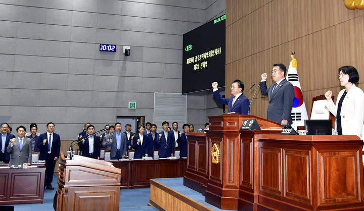 [광주=뉴시스] 13일 오전 광주시의회 본회의장에서 정무창 광주시의회 의장과 강기정 광주시장 등이 본회의 시작에 앞서 5·18민주화운동 제44주년을 기념해 '임을 위한 행진곡'을 제창하고 있다. (사진=광주시 제공) photo@newsis.com *재판매 및 DB 금지