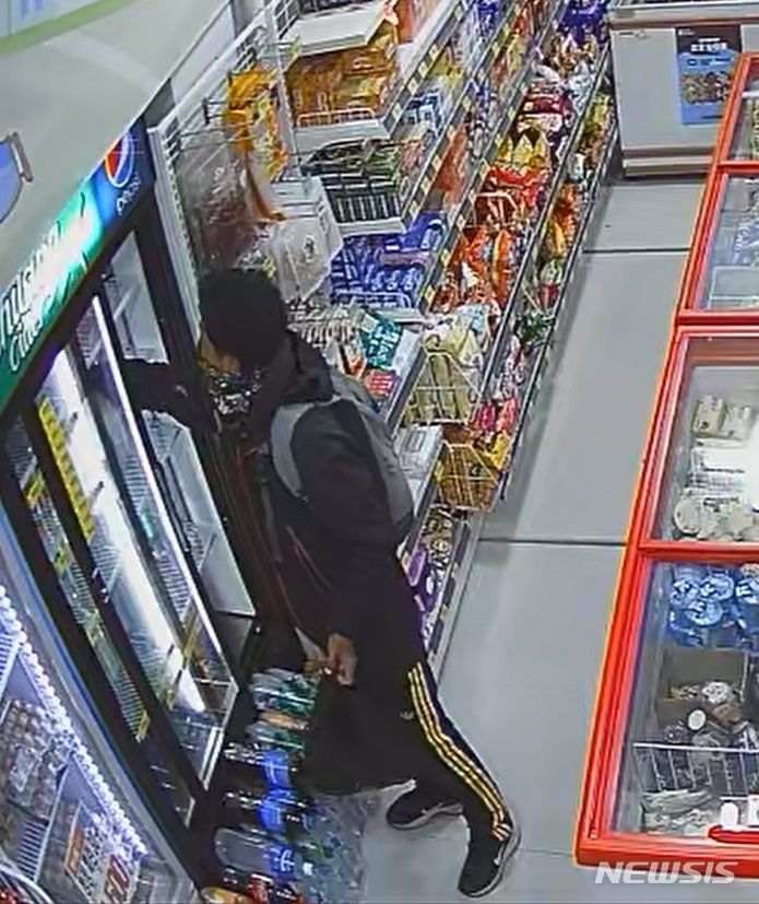 [청주=뉴시스] 서주영 기자 = A씨가 청주의 한 무인점포에서 식료품을 훔치고 있다. (사진=청주청원경찰서 제공) 2024.05.13. photo@newsis.com *재판매 및 DB 금지