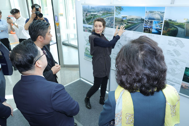 [대전=뉴시스]이장우 대전시장이 지난 10일 대전아트파크 기획디자인 국제공모전 공개발표회에서 참가자로부터 설명을 듣고 있다. 2024. 05. 13 *재판매 및 DB 금지