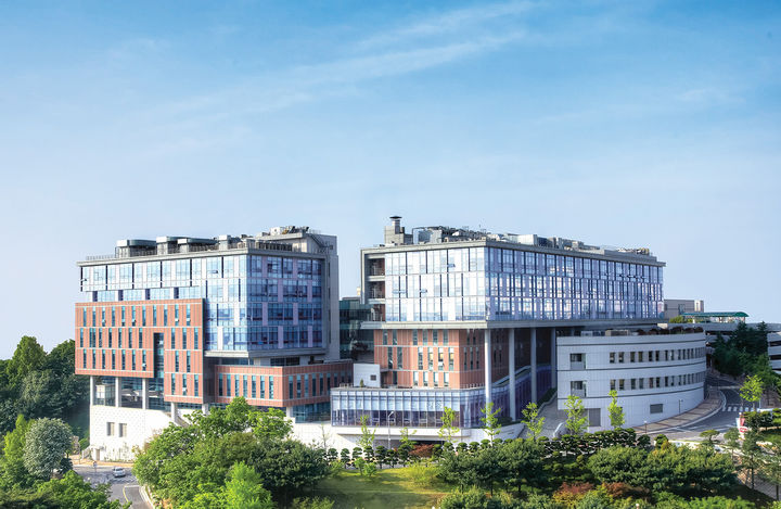 [서울=뉴시스] 13일 고려대학교 의과대학은 한국국제보건의료재단(KOFIH)이 주관하는 '2024년도 이종욱펠로우십 프로그램 학위과정 통합' 위탁운영 사업기관으로 선정 개발도상국 9개국 보건의료 인력 55명을 양성한다고 밝혔다. (사진=고려대 의과대학 제공) 2024.05.13. photo@newsis.com *재판매 및 DB 금지