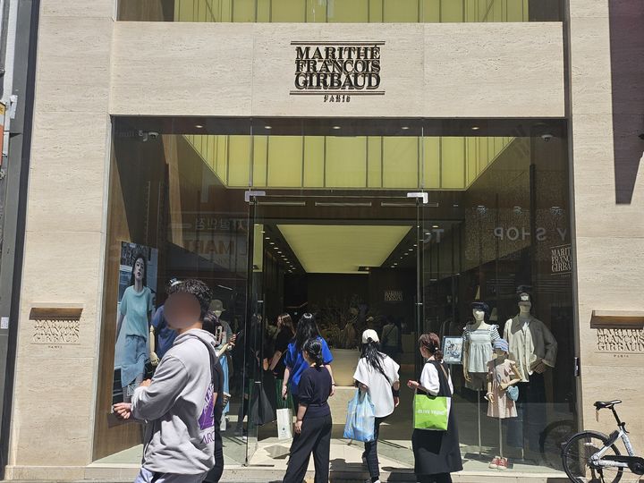 [서울=뉴시스] 90년대 인기를 끈 패션브랜드 '마리떼 프랑소와 저버(마리떼)'가 MZ세대를 중심으로 큰 인기를 끌고 있다. 사진은 마리떼 서울 명동FSS점. 2024.05.13. juicy@newsis.com&nbsp; *재판매 및 DB 금지