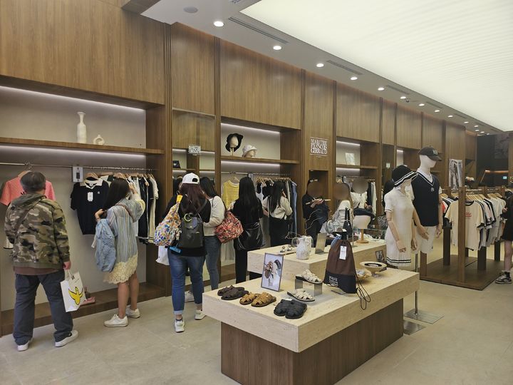 [서울=뉴시스]&nbsp; 마리떼 명동FSS점 내부에서 외국인들이 물건을 둘러보고 있는 모습. 2024.05.13. juicy@newsis.com *재판매 및 DB 금지