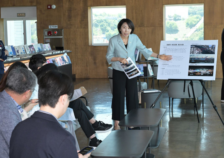 [울산=뉴시스] 13일 울산 남구청 정인숙 경제문화국장이 장생포 문화창고에서 '장생포 야간경관 개선사업'과 관련해 언론 브리핑을 하고 있다. (사진=울산 남구 제공) 2024.05.13. photo@newsis.com *재판매 및 DB 금지