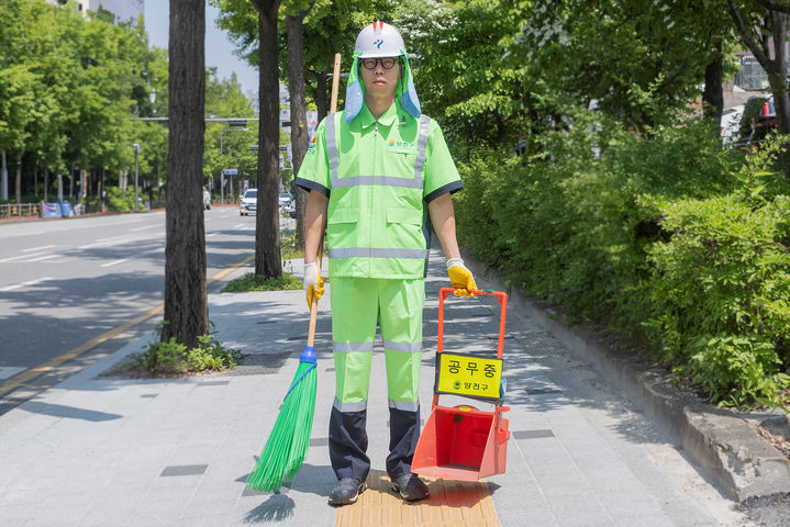 [서울=뉴시스]기능성 원단으로 개선된 근무복을 착용한 양천구 환경공무관 모습. 2024.05.13. (사진=양천구 제공) *재판매 및 DB 금지