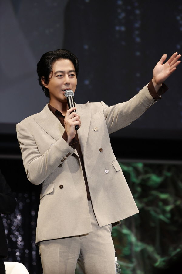 [서울=뉴시스] 조인성은 지난 10일 일본 시나가와 인터시티홀에서 팬미팅 '2024 조이풀 데이 위드 조인성'(Joyful Day with Zo In Sung)을 개최했다. (사진=아이오케이컴퍼니 제공) 2024.05.13. photo@newsis.com *재판매 및 DB 금지