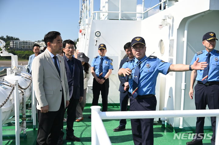 [제주=뉴시스] 이종우 서귀포시장이 13일 오전 서귀포해양경찰서 업무 협력 강화의 일환으로 5000t급 경비함정을 방문해 고성림 서귀포해경서장의 설명을 듣고 있다. (사진=서귀포해양경찰서 제공) 2024.05.13. photo@newsis.com 