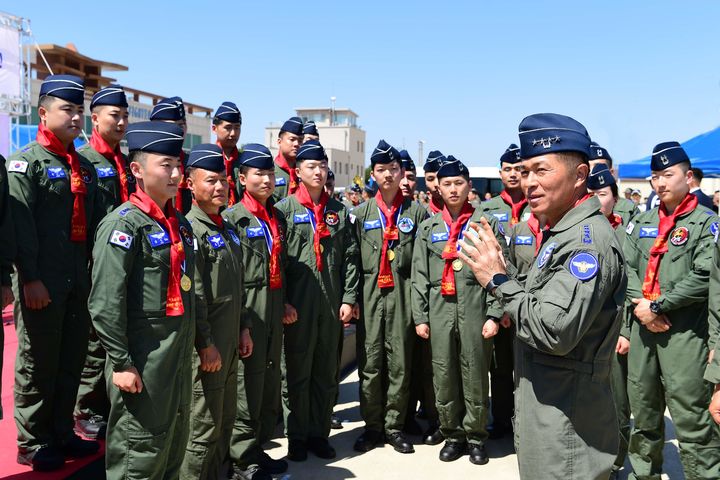 [광주=뉴시스] 13일 열린 공군 제1전투비행단 '2023-2차 고등비행교육과정 수료식'에서 이영수 공군참모총장이 신임 조종사들을 격려하고 있다. (사진 = 공군 1전비 제공) 2024.05.13. photo@newsis.com *재판매 및 DB 금지