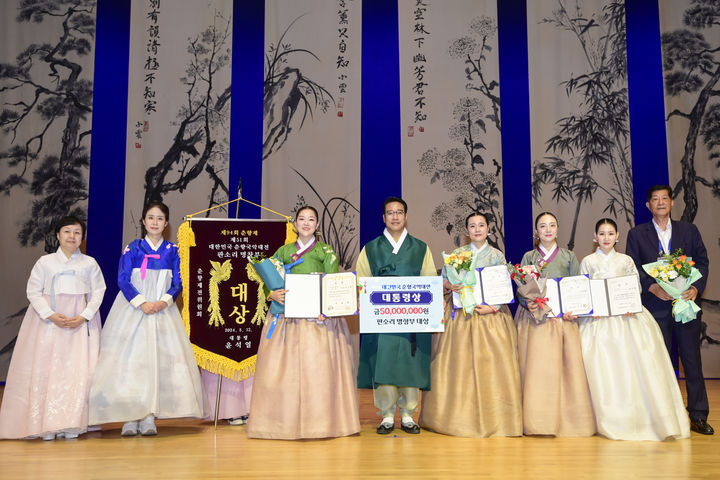 지난 12일 열린 남원 '제51회 대한민국 춘향국악대전' 춘향가 중 이별가 대목을 열창한 서울 거주 이소영 씨가 대상인 대통령상을 받았다. 이소영 씨(왼쪽 세번째)를 비롯한 수상자들이 최경식 시장(왼쪽 네번째)과 기념사진을 찍고 있다. *재판매 및 DB 금지