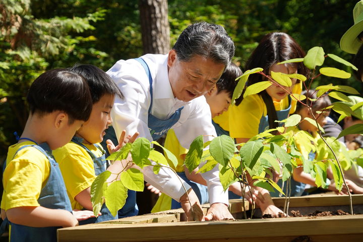 [대전=뉴시스] 남성현 산림청장이 13일 충북 청주시 구룡유아숲체험원에서 어린이들과 자생식물 꽃밭을 가꾸고 있다. (사진=산림청 제공) 2024.05.13. photo@newsis.com *재판매 및 DB 금지