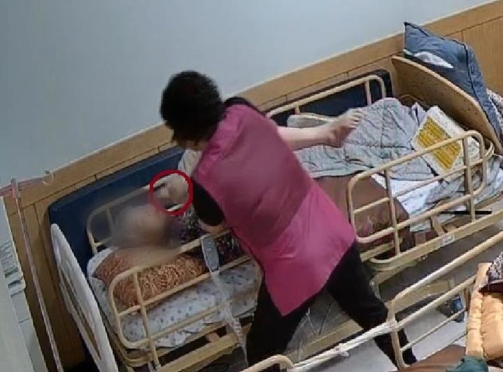 [서울=뉴시스] 요양원에 있는 외조모가 요양보호사의 폭행으로 전치 14주의 부상을 입었다는 주장이 제기됐다(사진= 온라인 커뮤니티 갈무리) *재판매 및 DB 금지