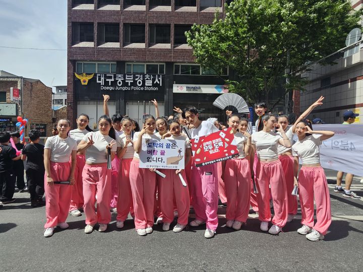 [대구=뉴시스] 대구 중부경찰서는 판타지아대구페스타 축제 기간 중구 국채보상로에서 범죄예방을 위한 캠페인을 벌였다. (사진=대구 중부경찰서 제공) 2024.05.13. photo@newsis.com *재판매 및 DB 금지