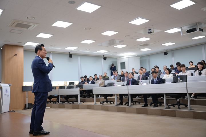 [논산=뉴시스]백성현 논산시장이 13일 국방대학교에서 '대한민국의 헌츠빌 논산'이란 제목의 특강을 하고 있다. (사진=논산시 제공) 2024. 05. 12  *재판매 및 DB 금지