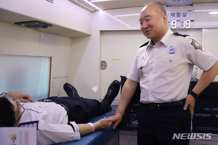 [인천=뉴시스] 이루비 기자 = 인천소방본부 소속 대원이 13일 청사 앞 혈액원 차량에서 급성 백혈병으로 투병 중인 동료의 배우자를 위해 헌혈하고 있다. 이날 대원들은 동료의 안타까운 소식을 듣고 헌혈증서를 모아 전달하고자 자발적으로 헌혈에 참여했다. (사진=인천소방본부 제공) 2024.05.13. photo@newsis.com *재판매 및 DB 금지