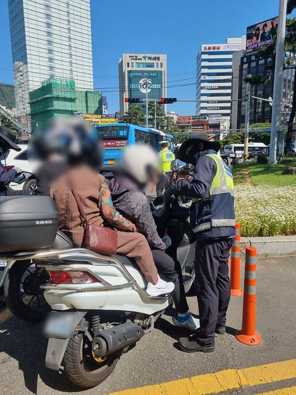 [부산=뉴시스]부산 서면교차로에서 2시간 동안 오토바이 교통단속을 벌인 결과, 110건이 넘는 위법행위가 적발됐다. (사진=부산경찰청 제공) 2024.05.13. photo@newsis.com *재판매 및 DB 금지