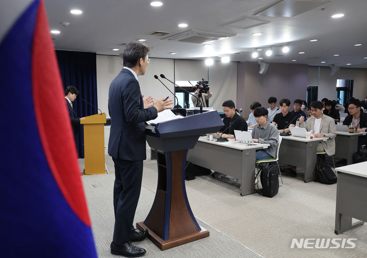 [서울=뉴시스] 김명원 기자 = 권대영 금융위원회 사무처장이 13일 오전 서울 종로구 정부서울청사에서 부동산PF의 “질서있는 연착륙”을 위한 향후 정책방향을 발표하고 있다. 2024.05.13. kmx1105@newsis.com