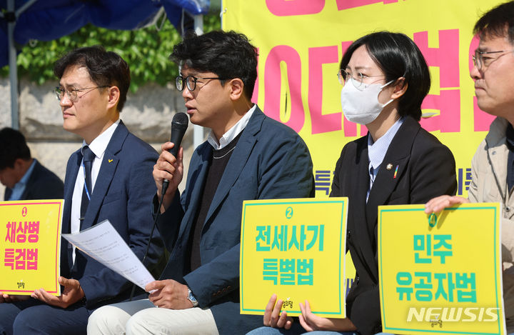 [서울=뉴시스] 권창회 기자 = 김준우 정의당 대표가 13일 오전 서울 여의도 국회 앞 농성장에서 열린 상무위원회에서 발언하고 있다. 2024.05.13. kch0523@newsis.com