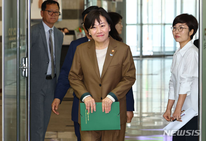 [서울=뉴시스] 황준선 기자 = 송미령(가운데) 농림축산식품부 장관이 13일 오전 서울 서초구 aT센터에서 열린 농림축산식품부-해양수산부 합동 농수산물 수급안정 및 유통구조 개선방안 현장 설명회에 참석하고 있다. 2024.05.13. hwang@newsis.com