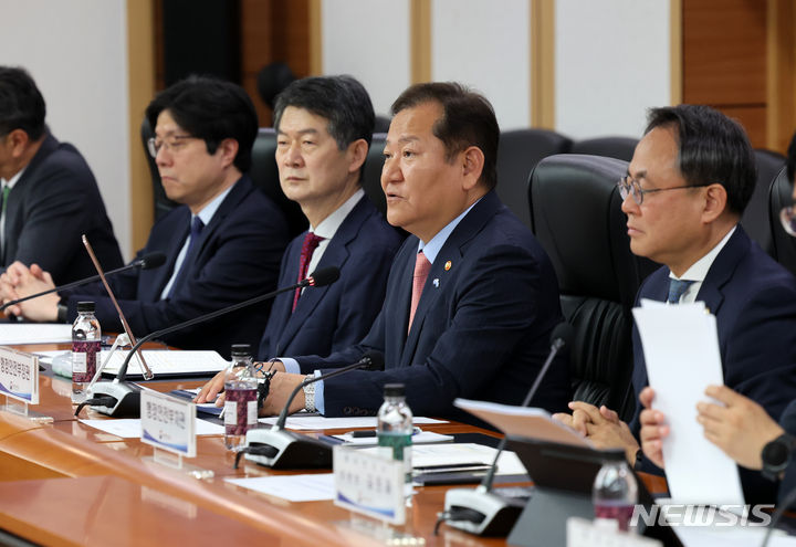 [서울=뉴시스] 배훈식 기자 = 이상민 행정안전부 장관이 지난 13일 오전 서울 종로구 정부서울청사에서 열린 미래지향적 행정체제 개편 자문위원회 출범식에서 발언하고 있다. 2024.05.13. dahora83@newsis.com