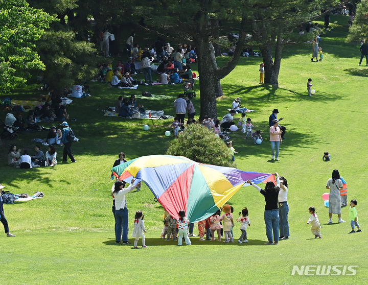 [군포=뉴시스] 김종택기자 = 가정의 달을 맞아 13일 경기도 군포시 안양컨트리클럽에서 열린 시민 무료개방 행사에 참가한 시민들이 나무그늘에 앉아 즐거운 시간을 보내고 있다. 2024.05.13. jtk@newsis.com