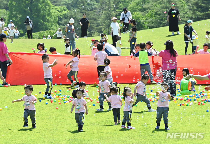 [군포=뉴시스] 김종택기자 = 지난해 가정의 달을 맞아 경기도 군포시 안양컨트리클럽에서 열린 시민 무료개방 행사에 참가한 어린이들이 잔디밭에서 게임을 하며 즐거운 시간을 보내고 있다. 2024.05.13. jtk@newsis.com