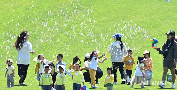 [군포=뉴시스] 김종택기자 = 가정의 달을 맞아 13일 경기도 군포시 안양컨트리클럽에서 열린 시민 무료개방 행사에 참가한 어린이들이 잔디밭에서 게임을 하며 즐거운 시간을 보내고 있다. 2024.05.13. jtk@newsis.com