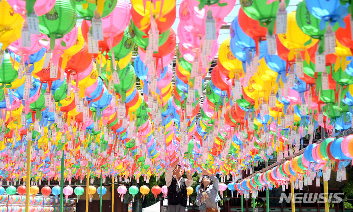 [완주=뉴시스] 김얼 기자 = 부처님 오신 날을 이틀 앞둔 13일 전북 완주군 송광사에서 불자들이 연등에 소원지를 달고 있다. 2024.05.13. pmkeul@newsis.com