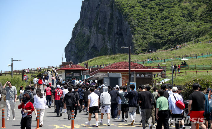 [서귀포=뉴시스] 우장호 기자 = 서귀포시 성산일출봉에 관광객들의 발걸음이 이어지고 있다. (사진=뉴시스DB) woo1223@newsis.com