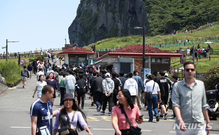 [서귀포=뉴시스] 우장호 기자 = 부처님오신날부터 오는 19일까지 닷새간 제주 성산일출봉을 포한함 서울 4대 궁궐(경복궁·창덕궁·덕수궁·창경궁) 등 전국 76곳의 문화재(국가유산)이 무료로 개방된다. 이달 17일 문화재청이 국가유산청으로 바뀌어 출범하는 걸 기념해서다.화창한 날씨를 보인 13일 오후 제주 서귀포시 성산일출봉에 관광객들의 발걸음이 이어지고 있다. 2024.05.13. woo1223@newsis.com