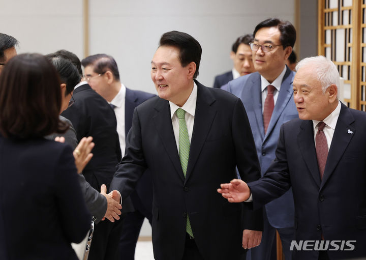 [서울=뉴시스] 전신 기자 = 윤석열 대통령이 13일 서울 용산 대통령실 청사에서 열린 국민통합위원회 2기 성과보고회에 입장하며 참석자들과 인사하고 있다. (대통령실통신사진기자단) 2024.05.13. photo1006@newsis.com