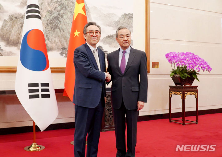 [베이징=뉴시스] 조태열 외교부 장관과 왕이 중국 공산당 중앙정치국 위원 겸 외교부장(장관)이 13일 중국 베이징 댜오위타이에서 열린 한중 외교장관 회담에 앞서 인사를 나누고 있다.  (사진=베이징특파원 공동취재단) 2024.5.16. photo@newsis.com