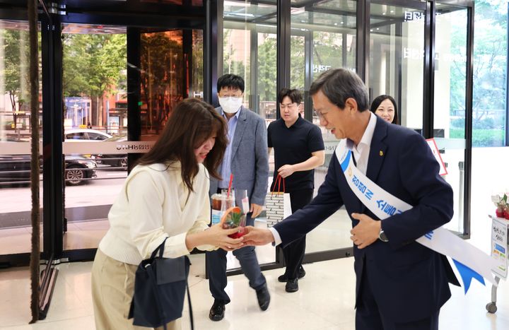 NH농협생명은 서대문구 본사에서 '농협생명 청렴 가꾸기 캠페인'을 실시했다. 출근길 임직원에게 행운목을 전달하는 윤해진 대표이사.(사진제공=농협생명) *재판매 및 DB 금지