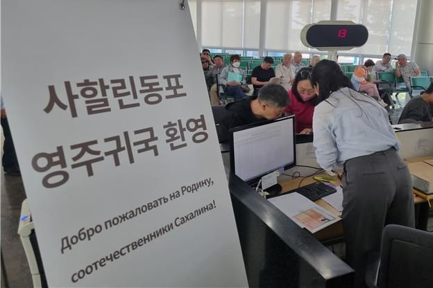 [서울=뉴시스] 한국토지주택공사(LH)가 지난 13일 인천지역본부에 마련된 사할린동포 LH 임대주택 계약체결 현장에서 입주를 위한 상담 및 계약체결을 진행하고 있다. (사진=LH 제공) 2024.05.14. photo@newsis.com *재판매 및 DB 금지