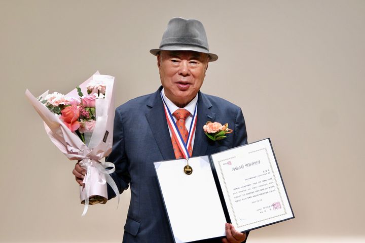 [서울=뉴시스] 제27회 자랑스런 박물관인상을 수상한 유상옥코리아나 화장박물관·미술관장 (사진=코리아나 제공) 2024.05.14. photo@newsis.com *재판매 및 DB 금지