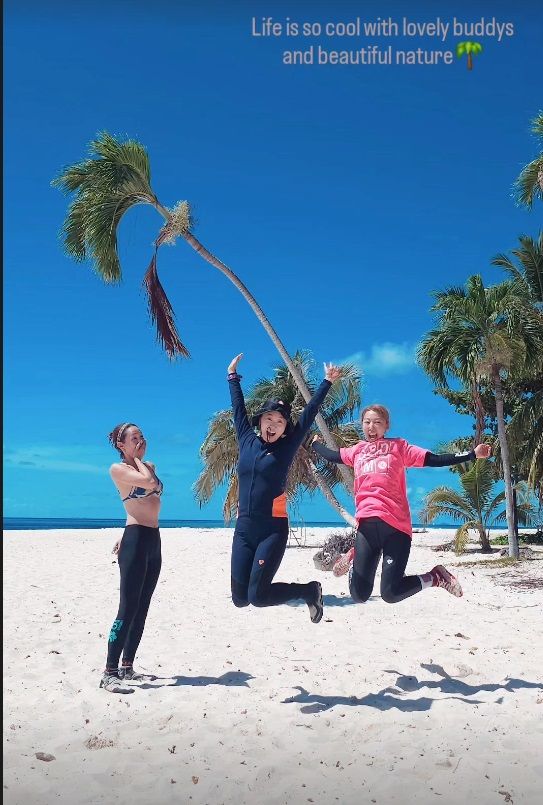 [서울=뉴시스] 방송인 오정연이 지인들과 바닷가에서 시간을 보내고 있다. (사진=오정연 인스타그램 캡처) 2024.05.14. photo@newsis.com&nbsp; *재판매 및 DB 금지